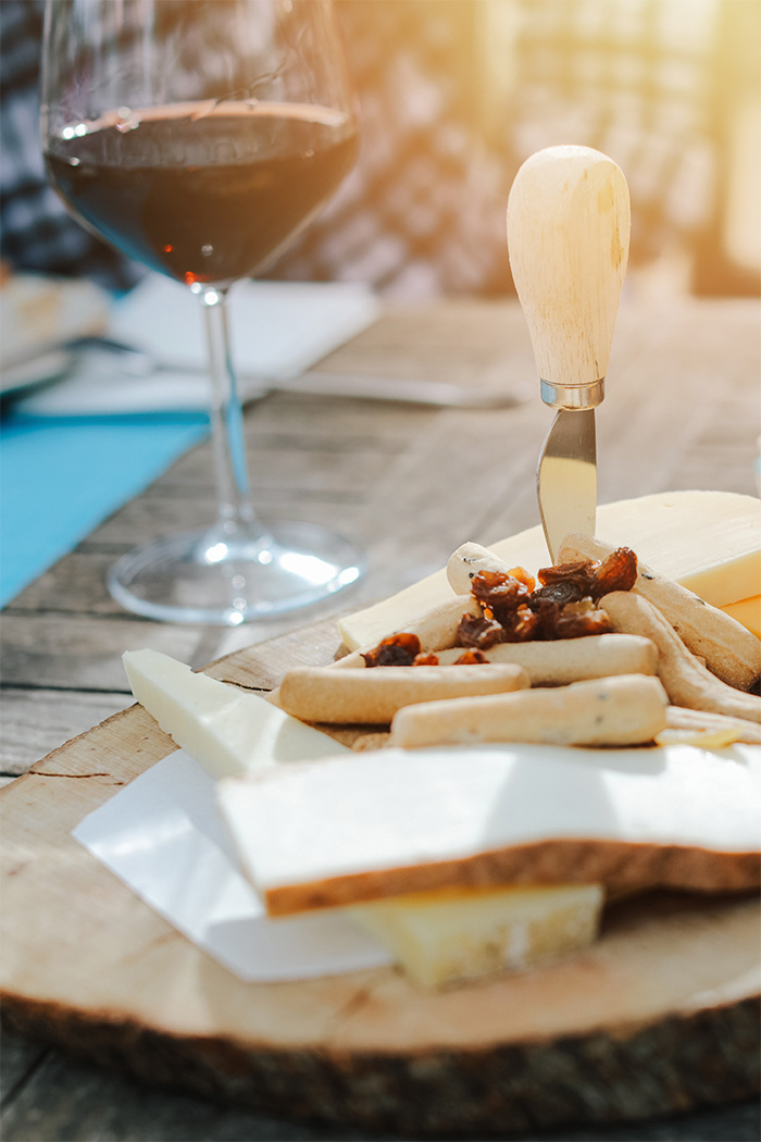 Histamin kommt in hohen Konzentrationen vor allem in gelagerten, gereiften und fermentierten Lebensmitteln vor, z. B. Käse und Rotwein.