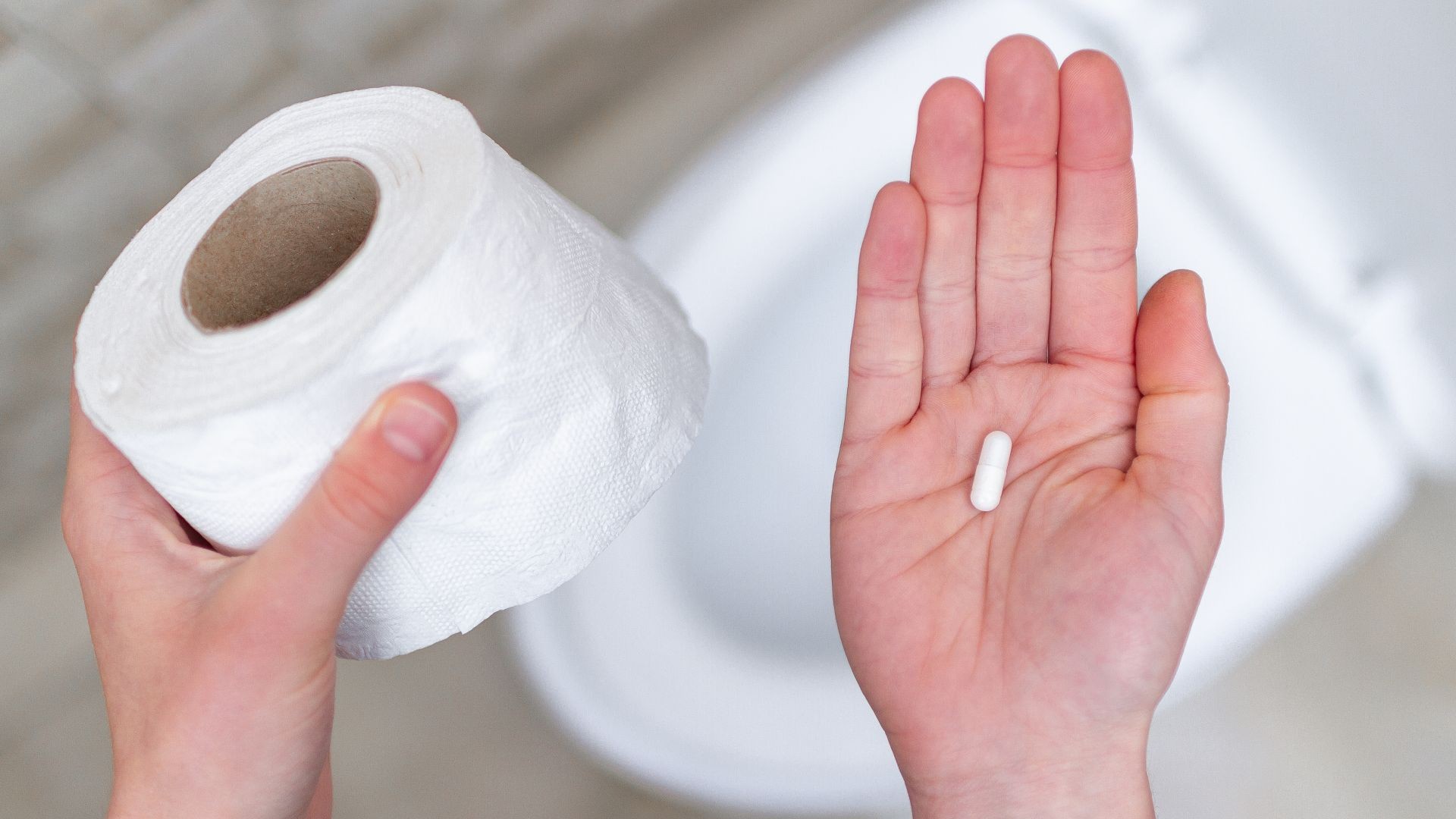 Person hält Abführmittel in der Hand