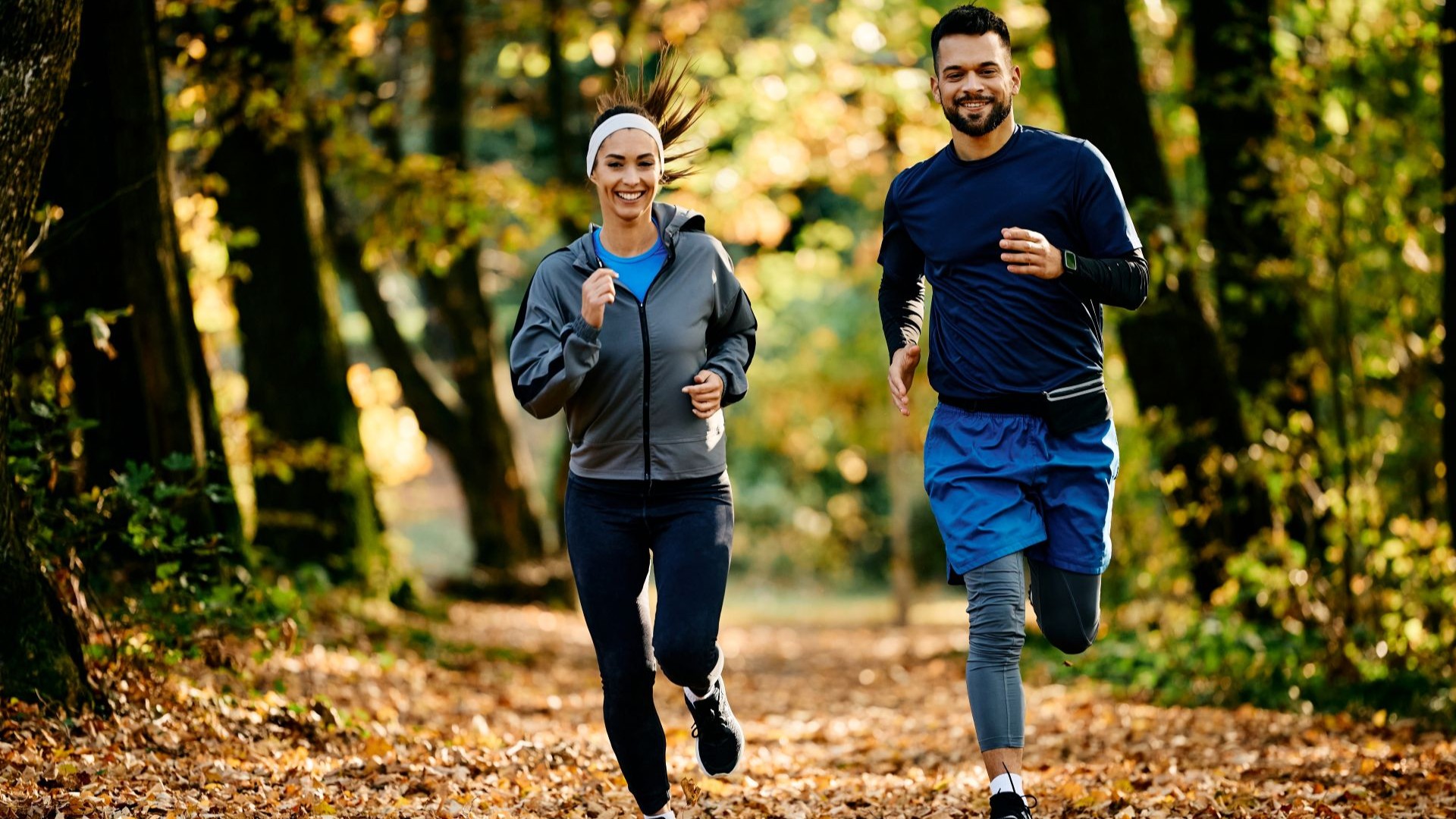 Mann und Frau laufen durch den Wald