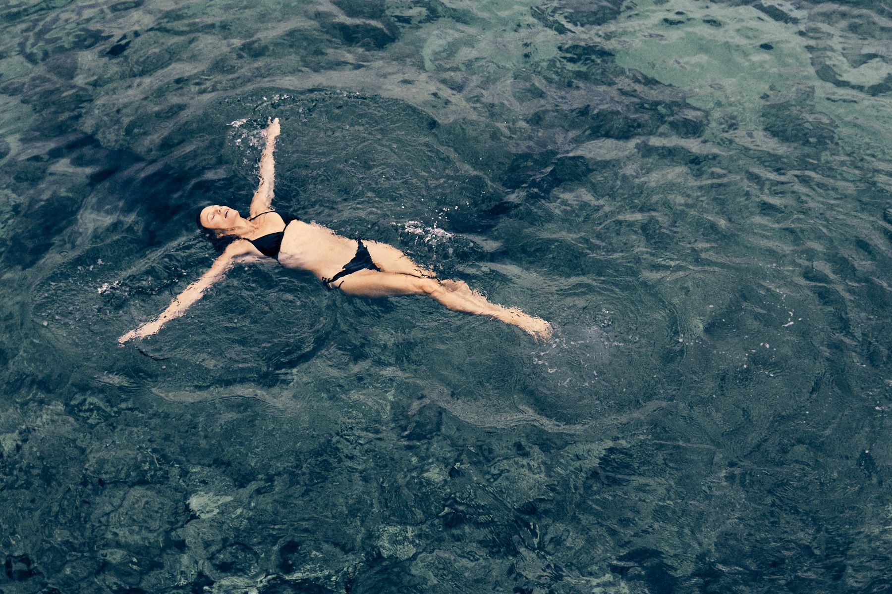 Frau schwimmt im Meer