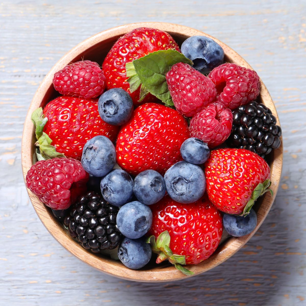 Verschiedene Waldbeeren in einer Schale