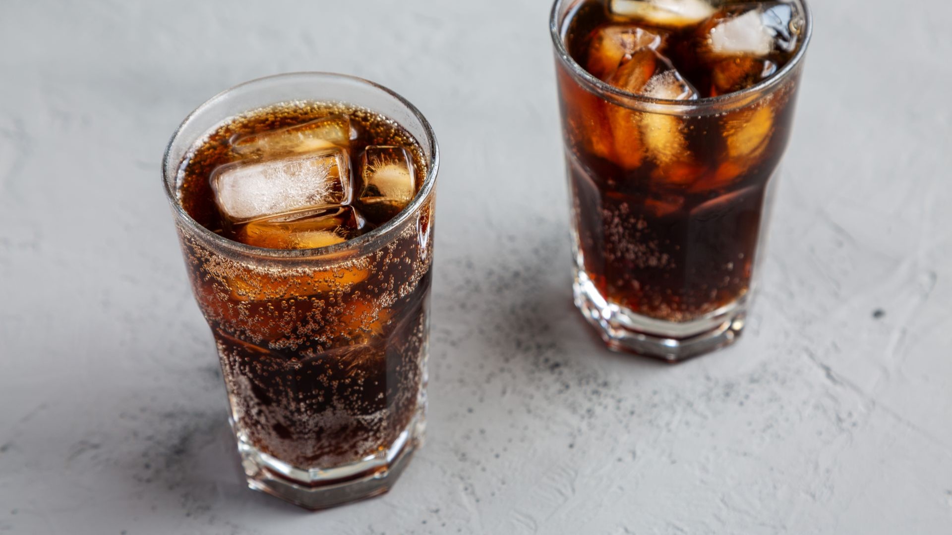 Zwei Gläser mit Softdrinks