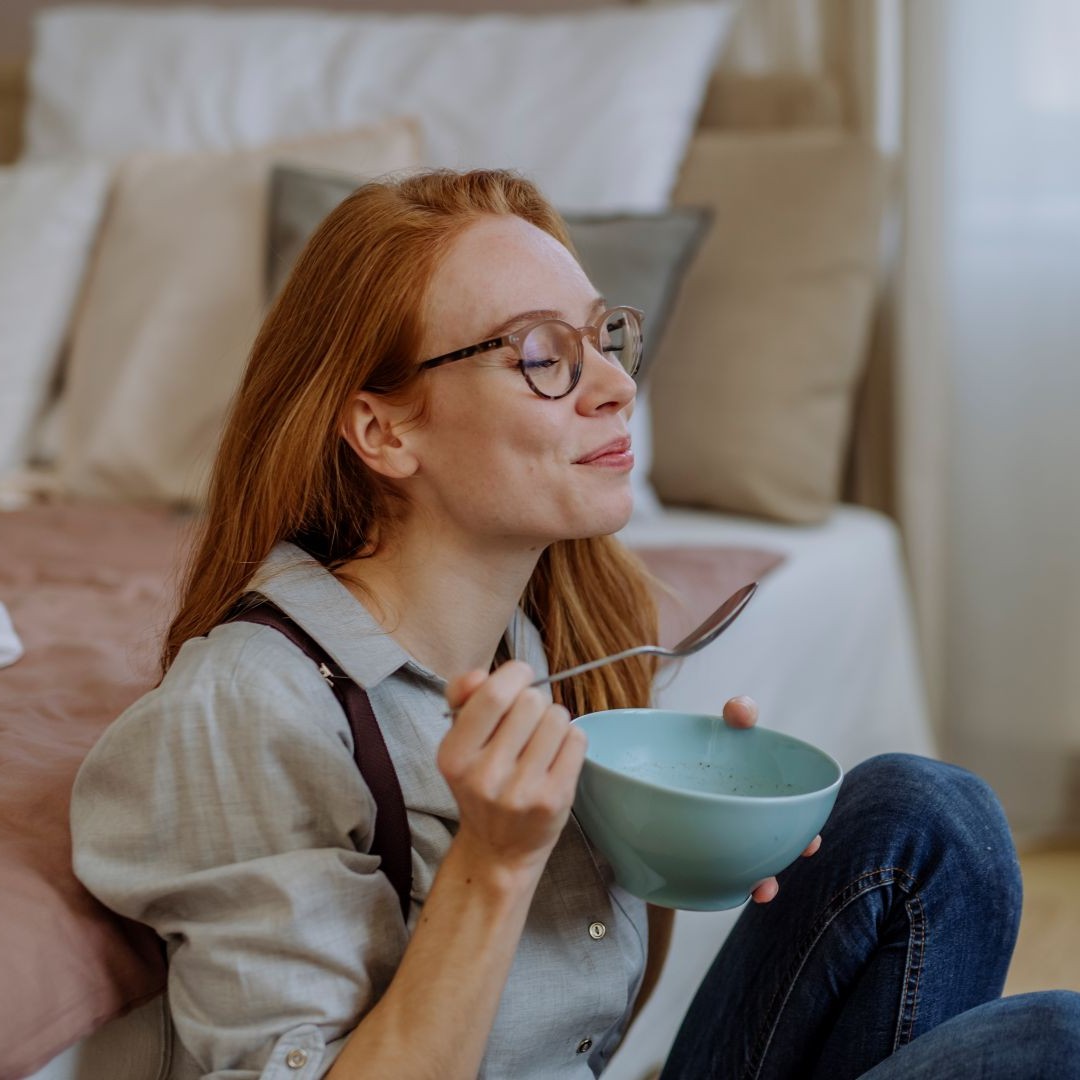 Rothaarige Frau genießt ihr Müsli